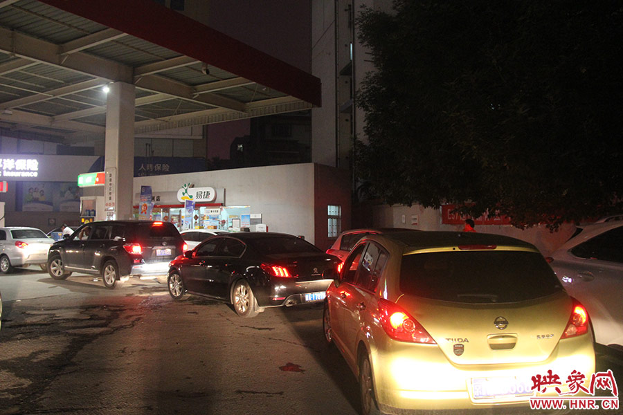 加油站內(nèi)，車主們正在正待為愛車加油