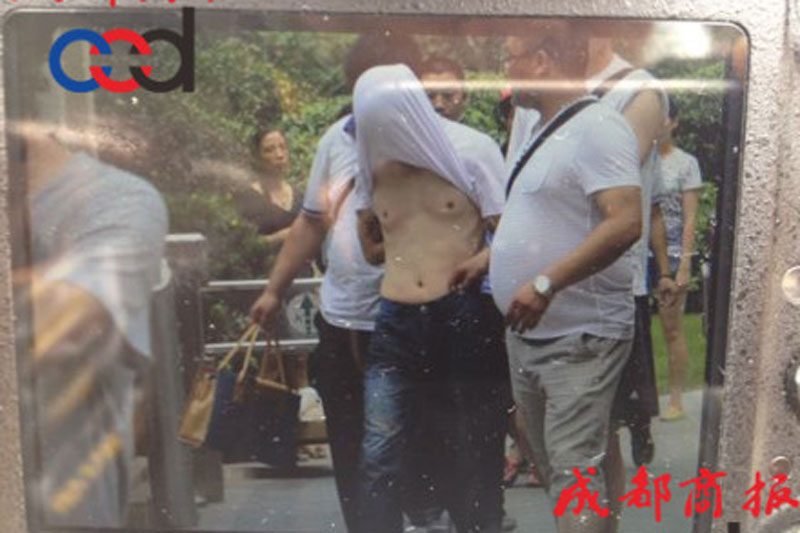 圖為事發(fā)現(xiàn)場(chǎng)，嫌疑人被警方控制。