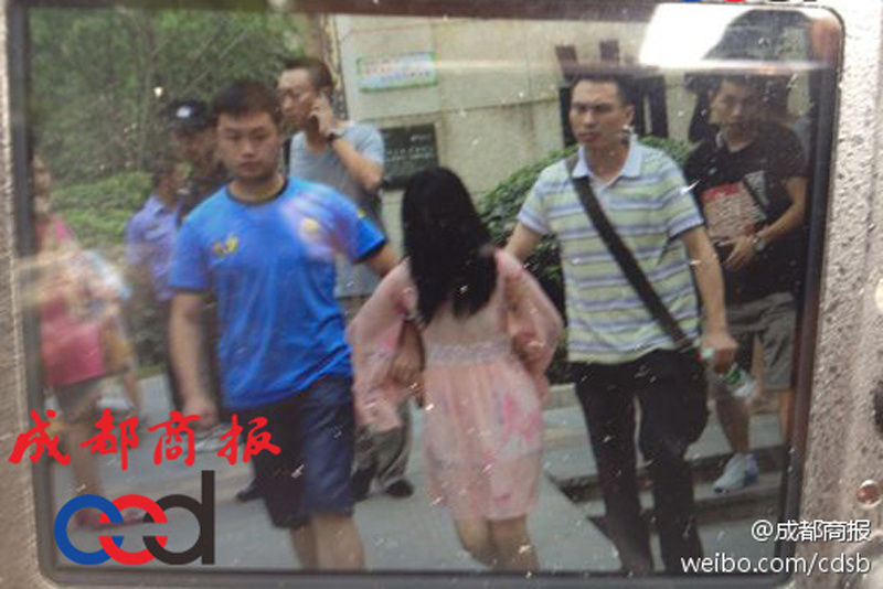 圖為事發(fā)現(xiàn)場(chǎng)，嫌疑人被警方控制。