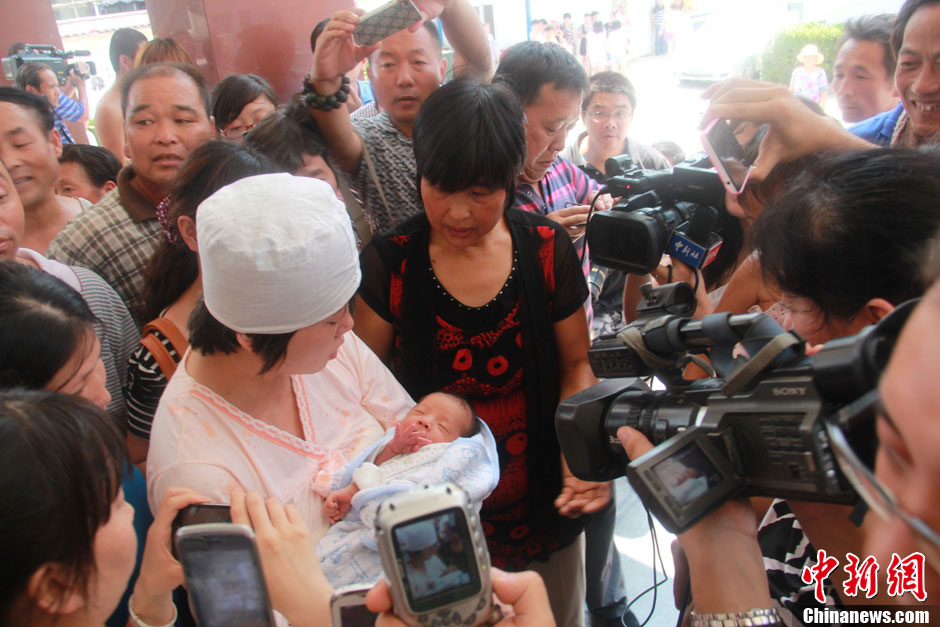 圖為大批媒體記者采訪獲救嬰兒母親。張一辰 攝