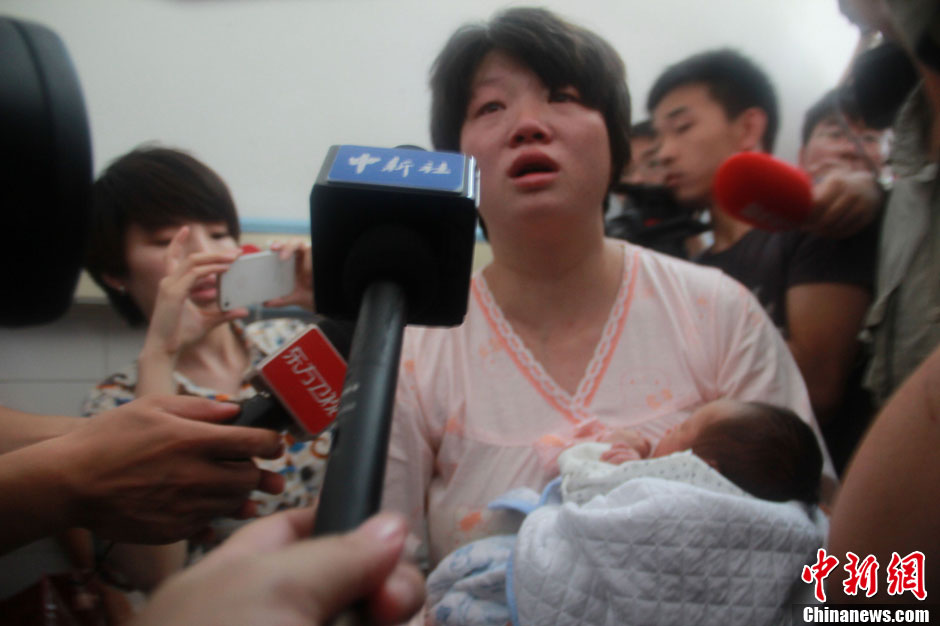 圖為獲救嬰兒母親接受中新社記者采訪。張一辰 攝