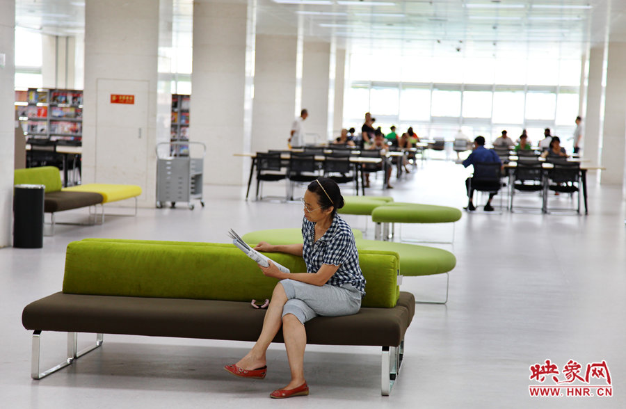 早上十點(diǎn)左右，已經(jīng)有不少讀者來管內(nèi)看書了。