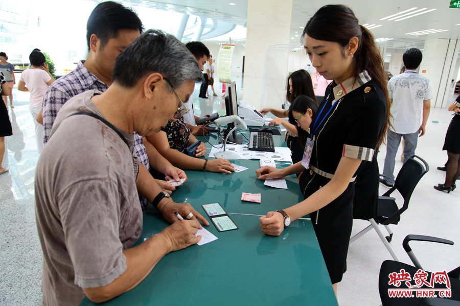 辦理借書卡很便捷，只需要身份證和一百元押金就可以。