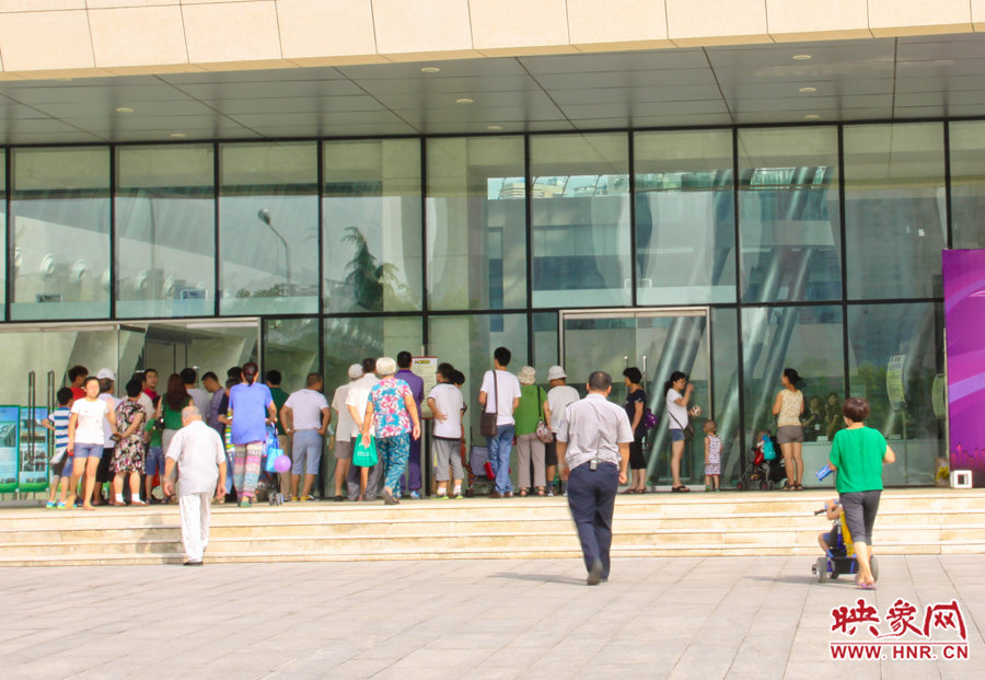 開館時間還沒到，門口已經(jīng)有不少等待的讀者