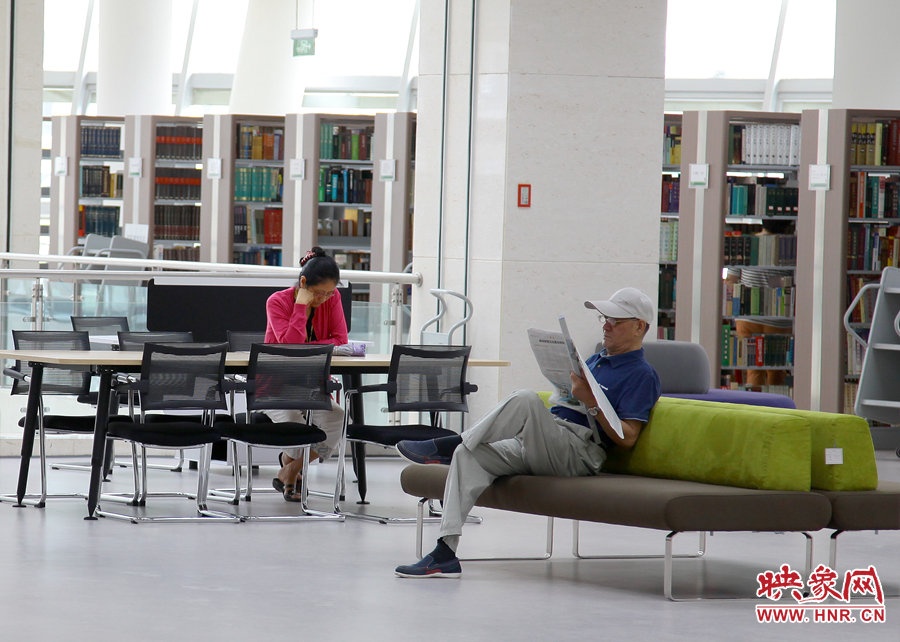 閱讀區(qū)有沙發(fā)，有桌椅，讓讀者有了更多的選擇。