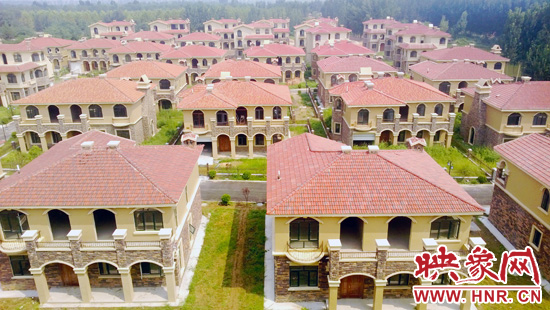 這里的別墅共計(jì)30多棟，有兩層的，也有三層的，主體、裝修都已經(jīng)完工