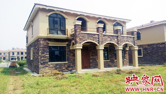 這里的別墅有兩層的，也有三層的，主體、裝修都已經(jīng)完工