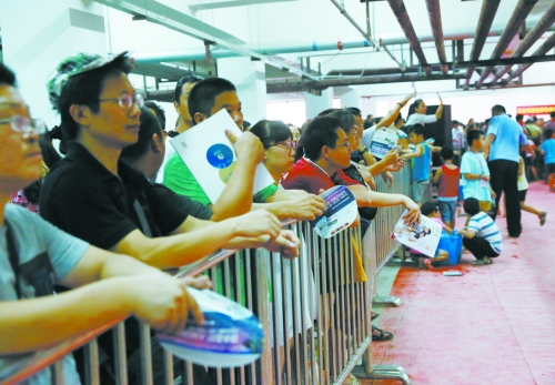 家長(zhǎng)在休息區(qū)內(nèi)張望著小孩 家長(zhǎng)在休息區(qū)內(nèi)張望著小孩