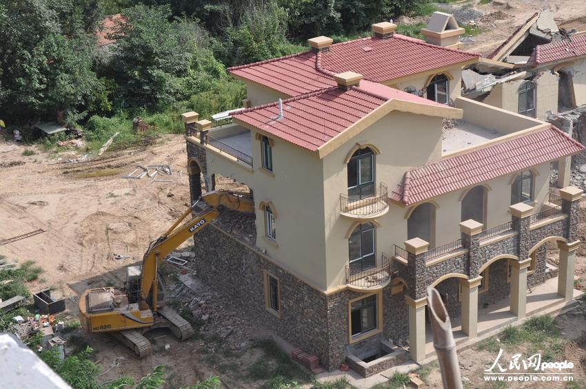 2013年8月18日，在黃河南岸鄭州市惠濟區(qū)花園口鎮(zhèn)申莊村，違規(guī)修建的別墅正在被拆除。張濤/東方IC