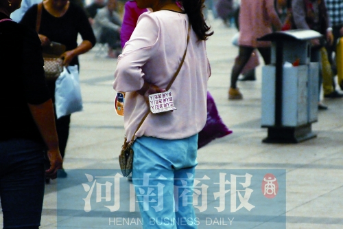 火車站廣場，一女子拿著寫有不同房型價位的卡片在拉客，不少市民抱怨，受過此類“騷擾”