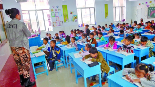 有的課桌直抵講臺(tái)，學(xué)生眼睛離黑板非常近。