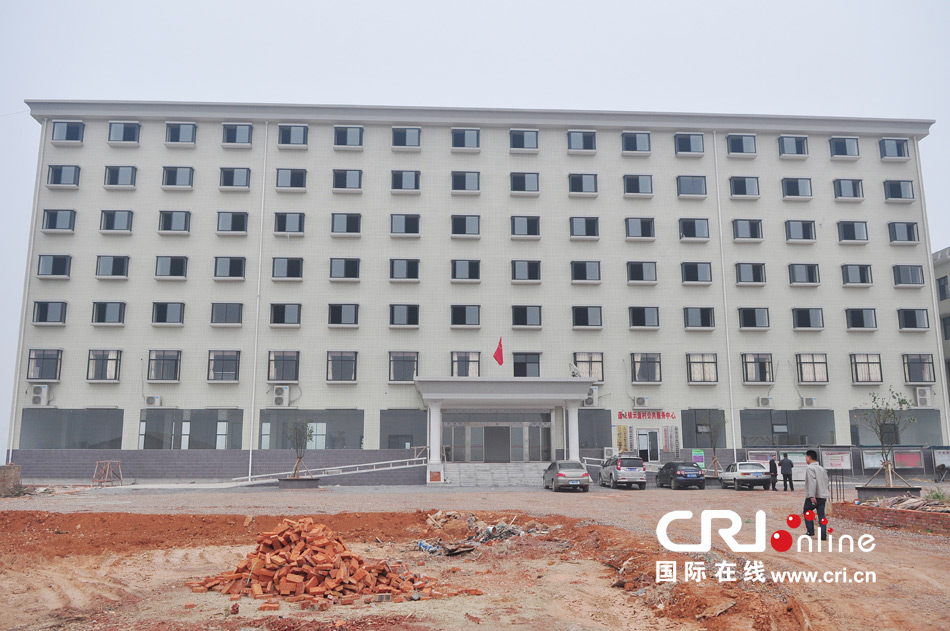 2013年10月21日，長沙云蓋村欠債千萬新建的豪華村部樓。