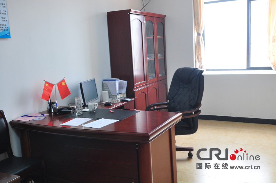 2013年10月21日，長沙云蓋村欠債千萬新建的豪華村部樓。