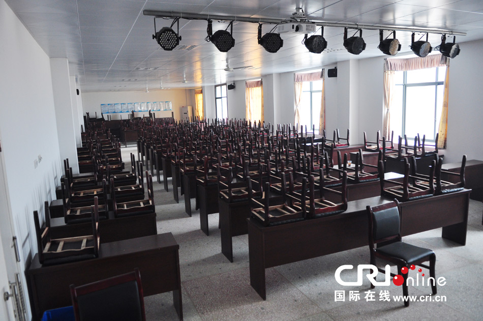 2013年10月21日，長沙云蓋村欠債千萬新建的豪華村部樓。