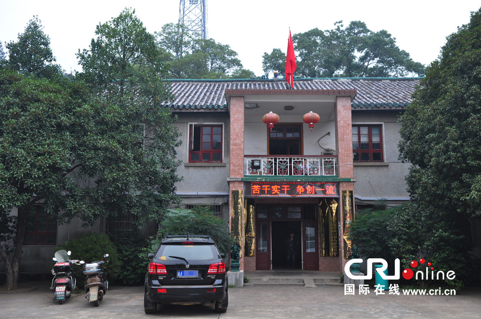 　2013年10月21日，這是蓮花鎮(zhèn)人民政府的辦公樓，和蓮花鎮(zhèn)云蓋村的辦公樓相比，寒酸不少。