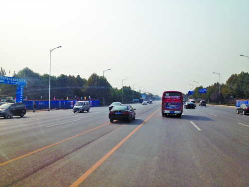 鄭開大道上隨處可見車輛駛?cè)腚p黃線超車,很危險。