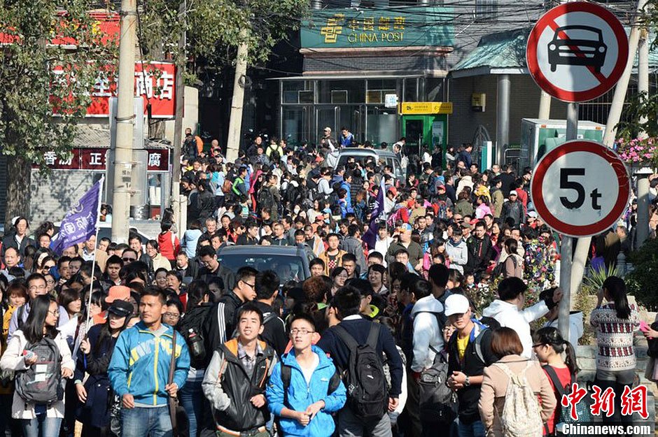 　10月26日上午10點多，北京香山路賞紅客摩肩接踵