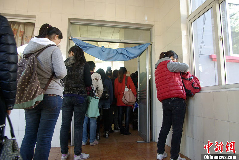 　10月26日上午10點多，北京香山路賞紅客摩肩接踵