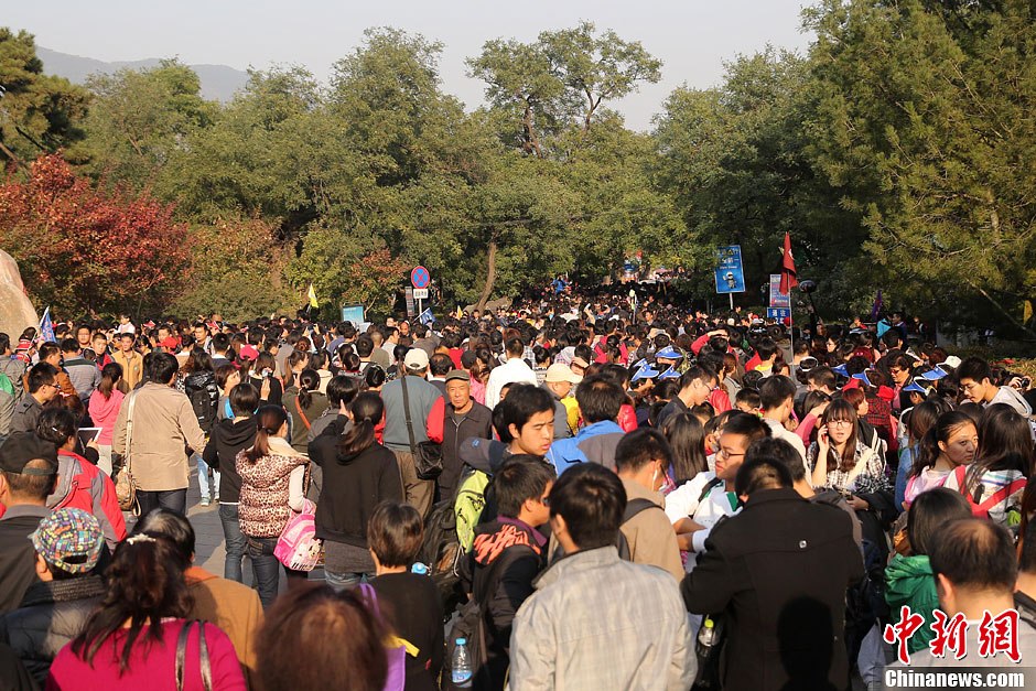 　10月26日，北京香山公園內(nèi)游客摩肩接踵。