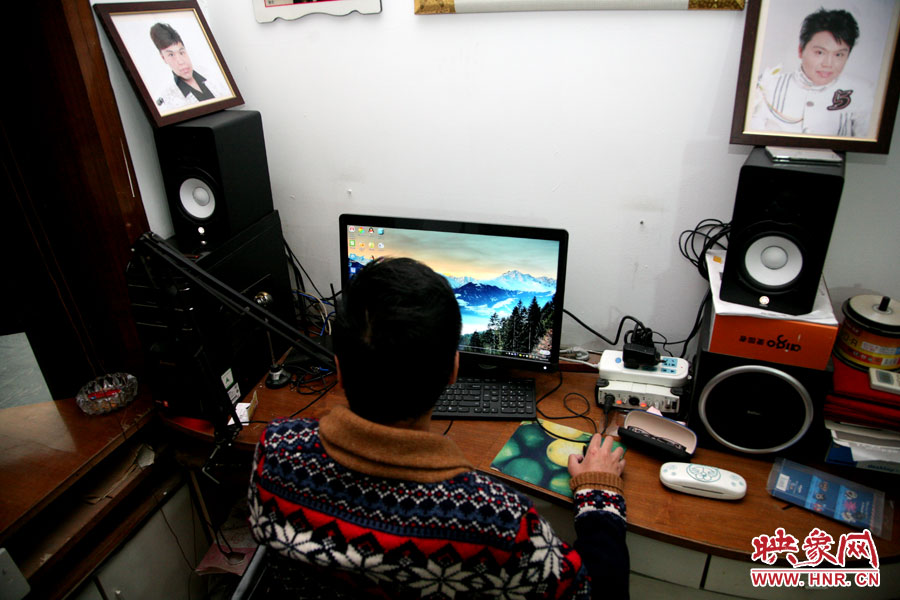 這張小小的工作臺就是海龍的一片小天地，他可以在這里練歌，也可在這里回味他的過去