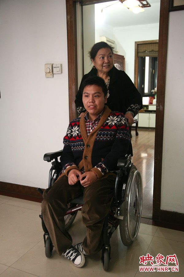 練完歌后，姥姥將海龍推了出來，因為行動不便，海龍很少出門，他的活動地方一般就是書房與客廳。