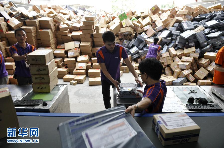 11月11日，在圓通公司廣州一處分揀站，工作人員加緊掃描快件。