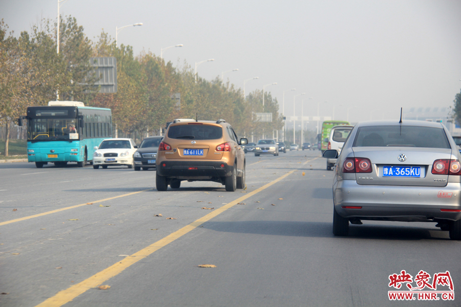 獨家:記者走訪鄭開大道 已放置數百個水泥隔離樁 獨家:記者走訪鄭開大道 已放置數百個水泥隔離樁