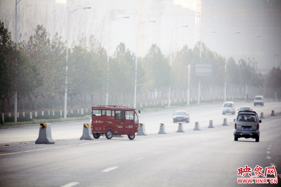 獨家:記者走訪鄭開大道 已放置數百個水泥隔離樁 獨家:記者走訪鄭開大道 已放置數百個水泥隔離樁