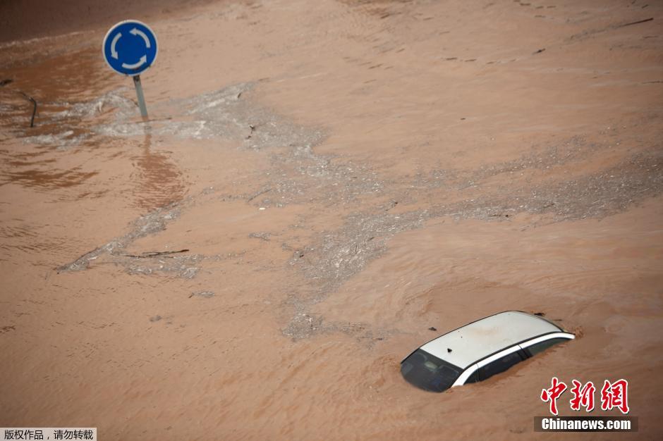 西班牙連日暴雨導致洪水泛濫 車輛被水淹沒