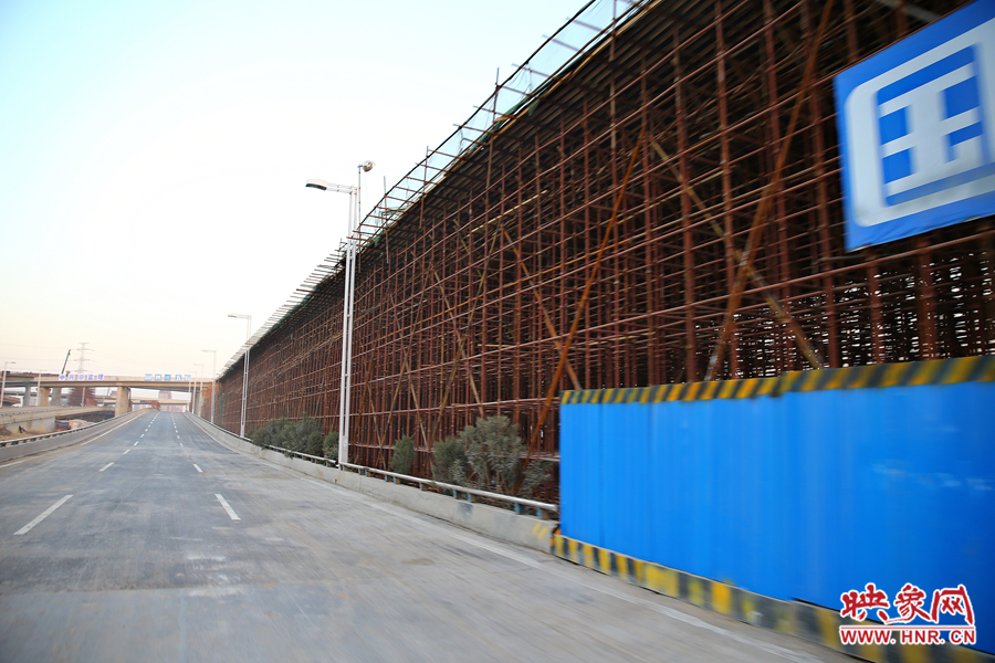 南三環(huán)快速路旁二層高架橋還在建設(shè)當中