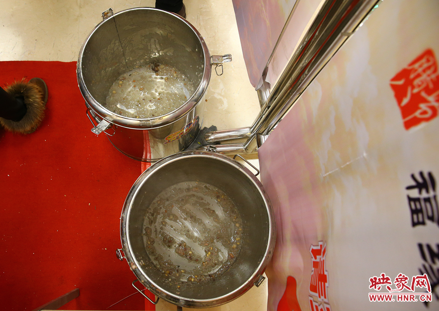 由于人多，兩大桶粥二十分鐘內已經見底。