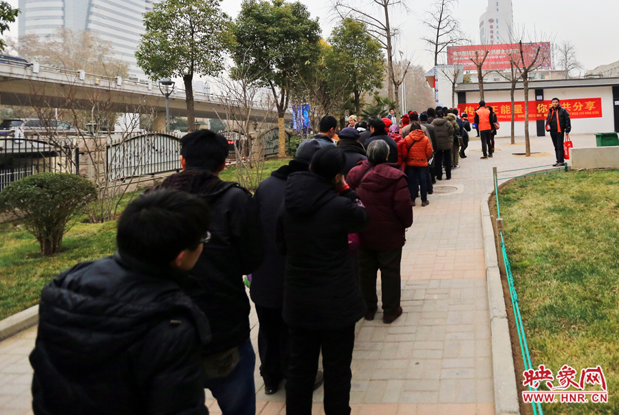 早上八點鐘施粥現場已經排起了長隊