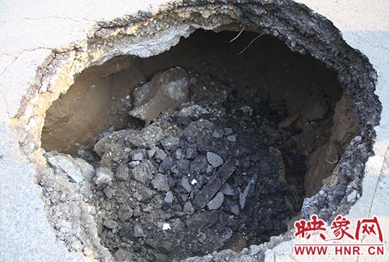 坑口直徑約兩米，路面下形成中空的大坑，約有15平方米。