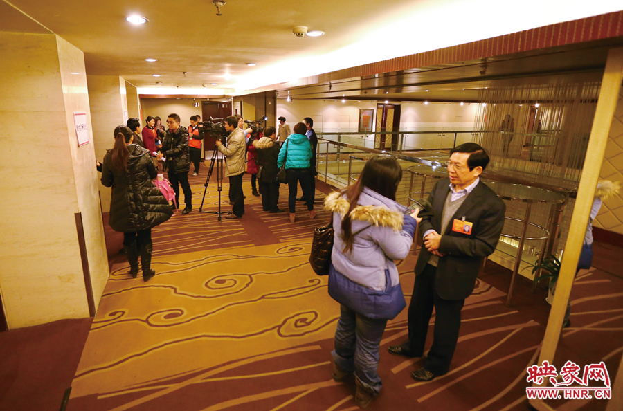 會(huì)議間隙，樓道成為記者采訪的主戰(zhàn)場(chǎng)