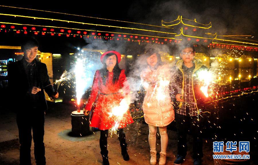 1月30日，浙江金華武義市民在燃放煙花，喜迎馬年春節(jié)。