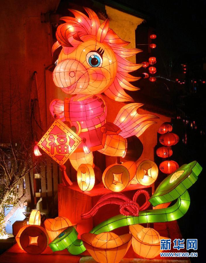 1月30日在蘇州山塘街拍攝的“福馬鬧春”彩燈景觀。