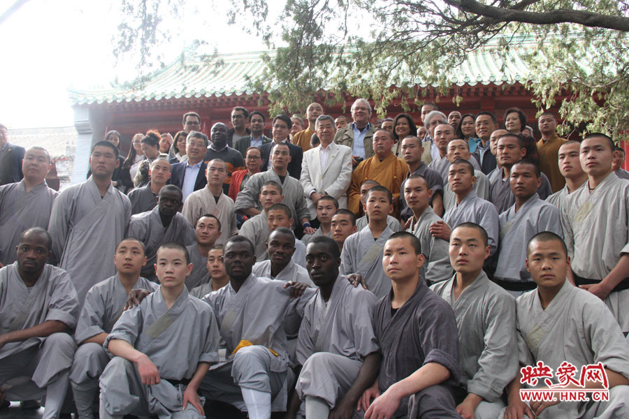 少林寺方丈、武僧與外交官留念