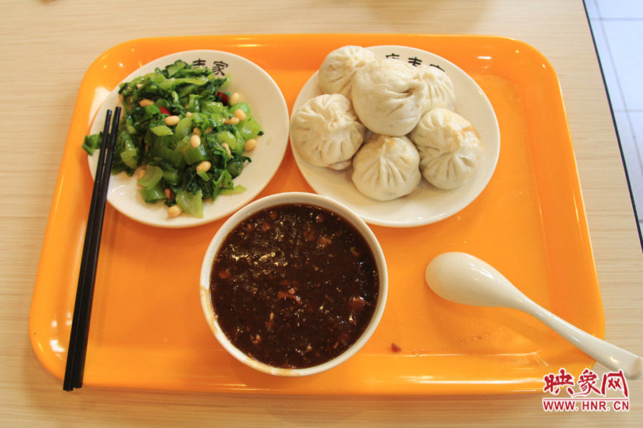 二兩豬肉大蔥包子+一盤芥菜+一碗炒肝,總計(jì)21元,大家是不是很熟悉?請注意,盤子上寫的不是慶豐包子鋪