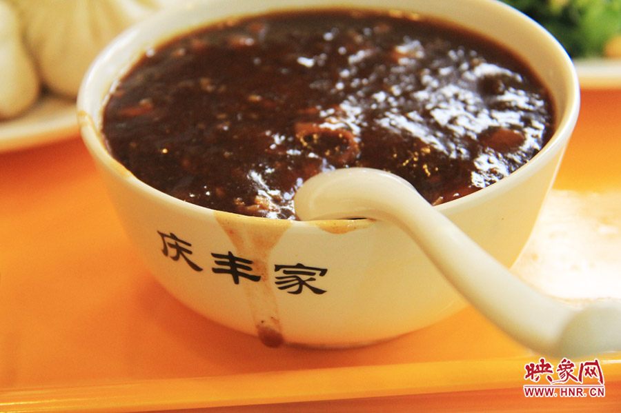 一碗炒肝,看上去也有滋有味。