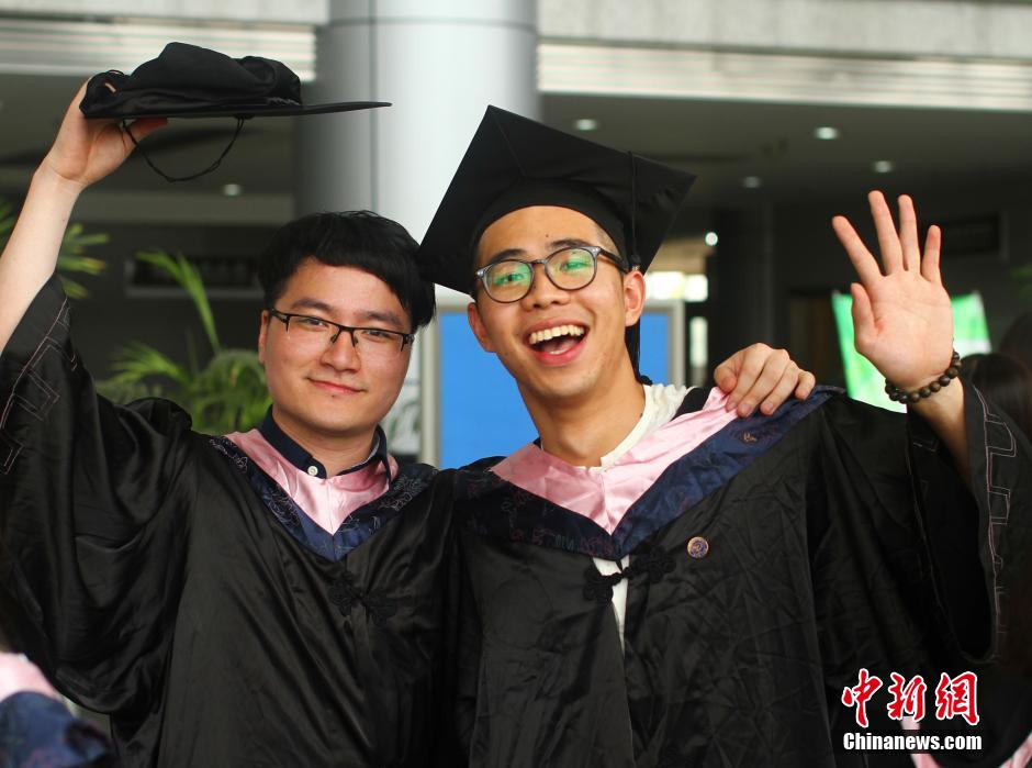 6月6日，浙江理工大學(xué)的畢業(yè)生們?cè)谛@中以賣萌、搞怪等獨(dú)具青春特色的方式告別大學(xué)生涯。中新社發(fā) 李晨
