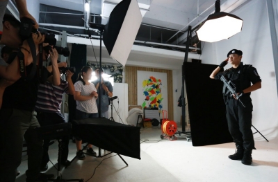 拍起大片來，特警也是一絲不茍。