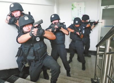 進入樓道后，特警開始地毯式搜索。