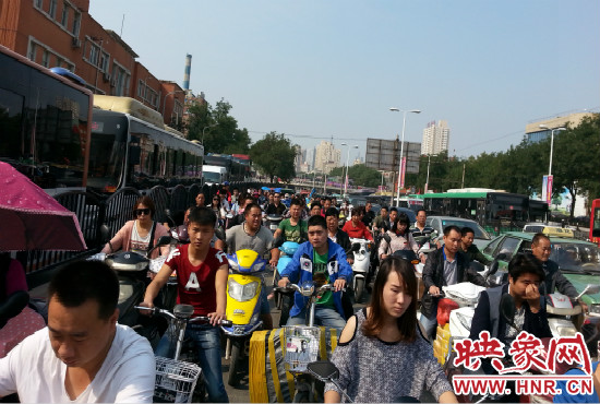 在一些易堵路段車輛仍然“寸步難行”。