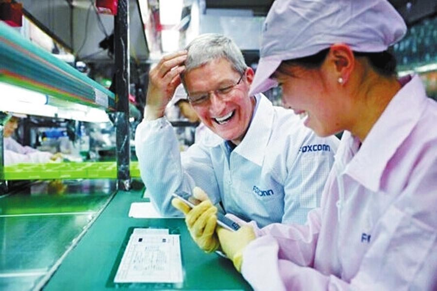 圖為蒂姆·庫克和一名女工在熱烈地交談。