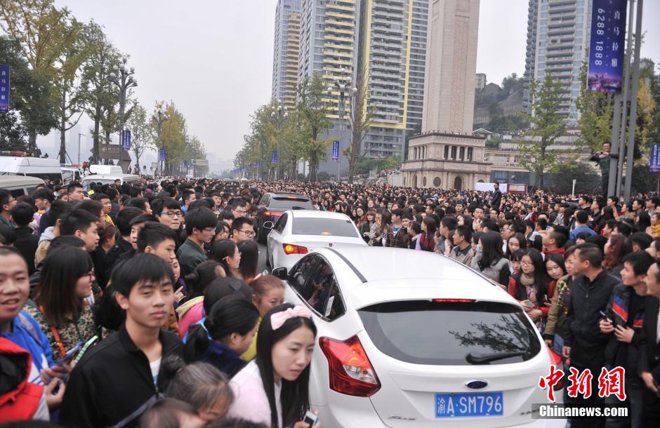 重慶上萬粉絲在南濱路等待《奔跑吧兄弟》節(jié)目的錄制。