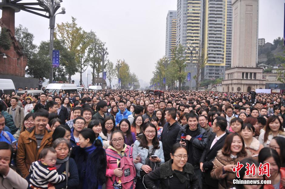 重慶上萬粉絲在南濱路等待《奔跑吧兄弟》節(jié)目的錄制。