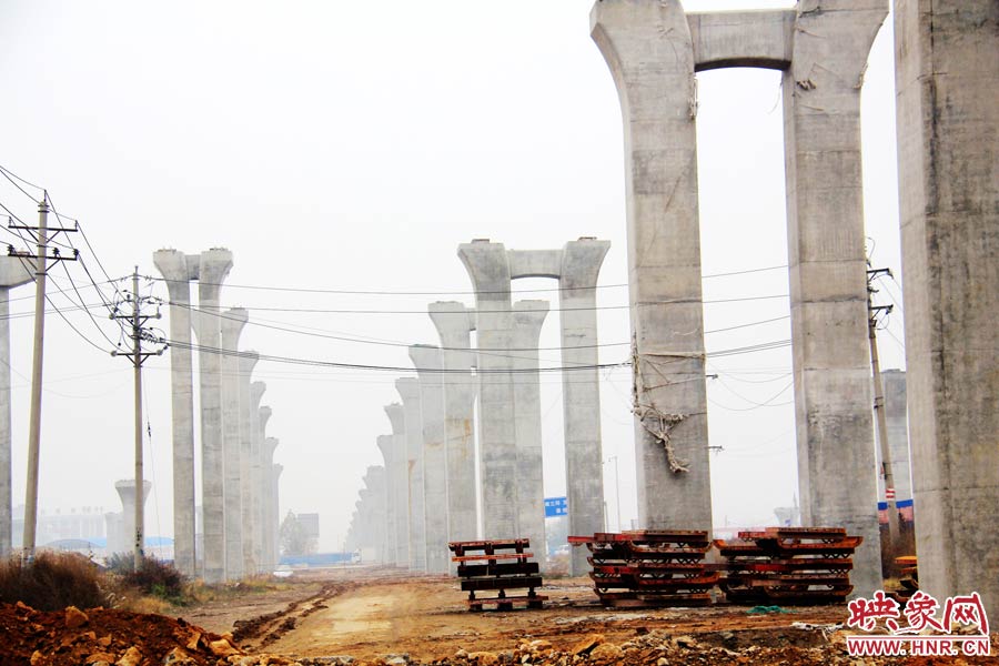 南北方向已架起數(shù)百根橋墩，一眼望不到邊際。