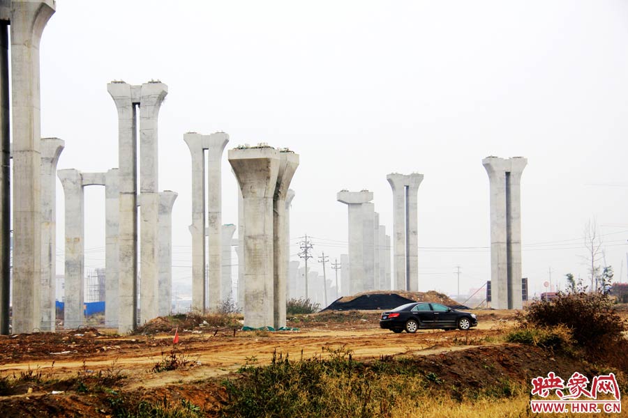 施工項目部偶爾會有車輛來往。