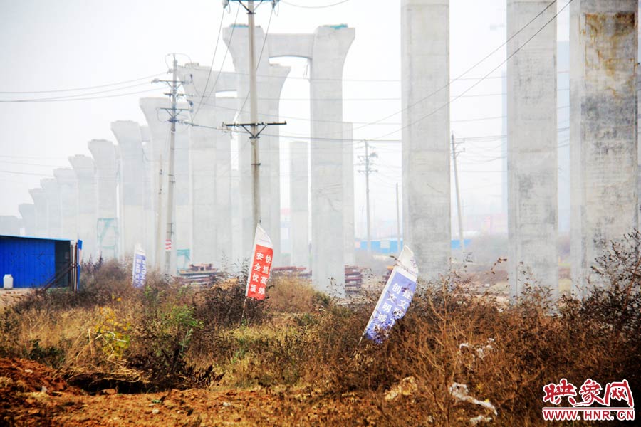 整個京廣快速路南段工程共分為六個工區(qū)，柴鍋轉(zhuǎn)盤處是京廣快速路南段三工區(qū)的施工區(qū)域。