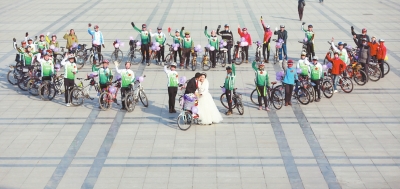 騎友們圍成一個(gè)“心”形，郝幸福在心尖上深情地親吻著新娘。